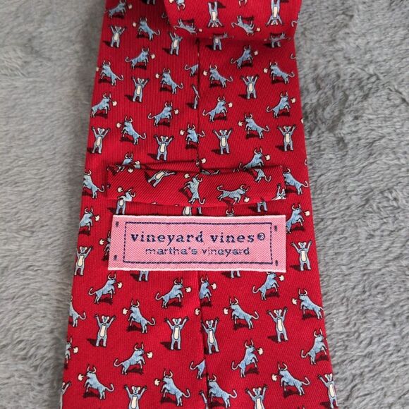 Vineyard Vines 100% Silk Tie Red Men's Bull & Bear Stock Market Marthas Vineyard - Picture 4 of 6